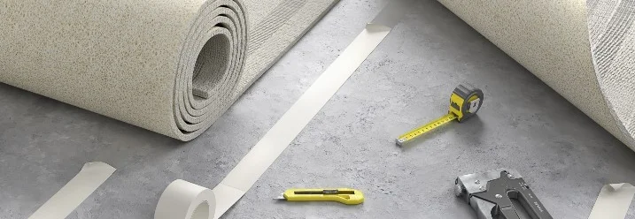 Teppichverlegung mit Werkzeug